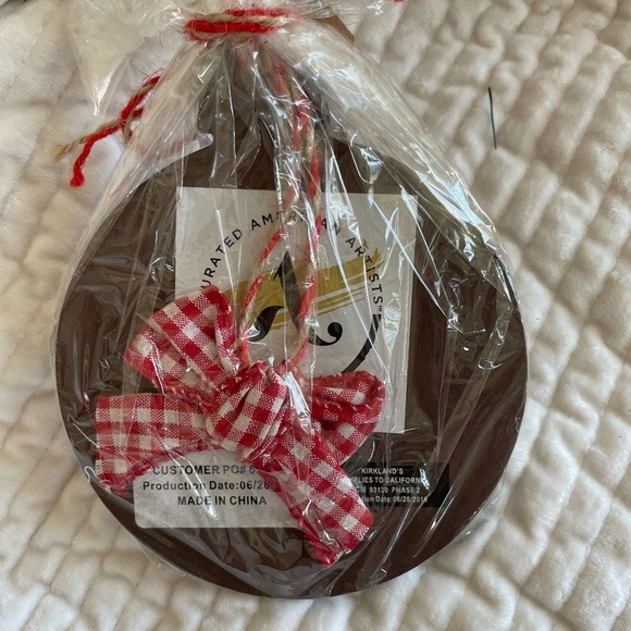 HAND PAINTED SANTA CHRISTMAS ROUND ORNAMENT NWT - Picture 6 of 7